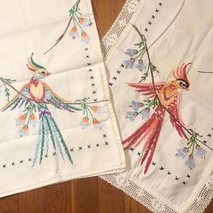 🎉HOST PICK🎉ONE PAIR VINTAGE BIRD TABLE RUNNERS